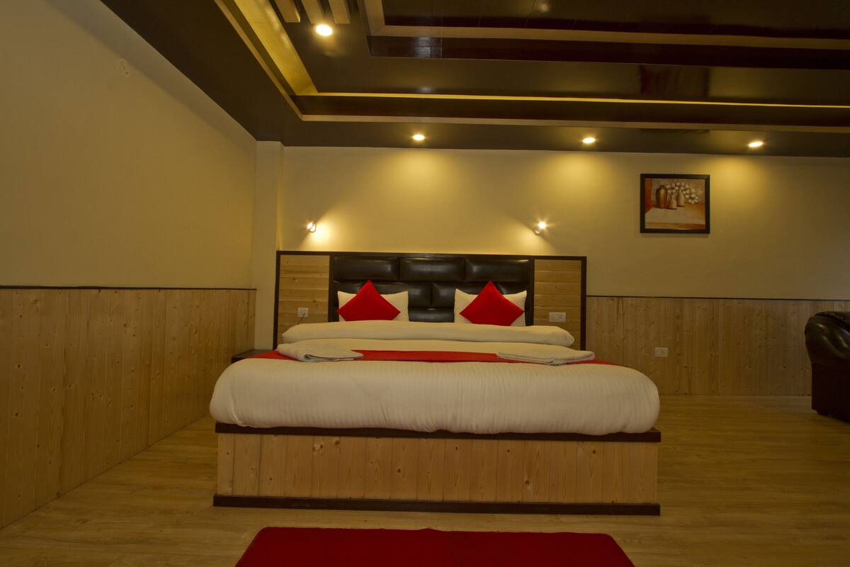 Honeymoon Single Room | In-room safe, desk, blackout drapes, soundproofing