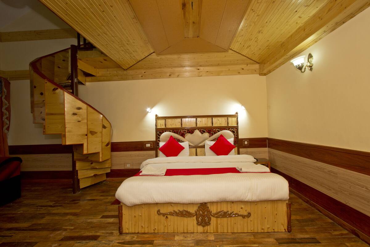 Classic Duplex | In-room safe, desk, blackout drapes, soundproofing