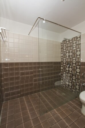 Honeymoon Single Room | Bathroom - Ishaan Resort (Manali)