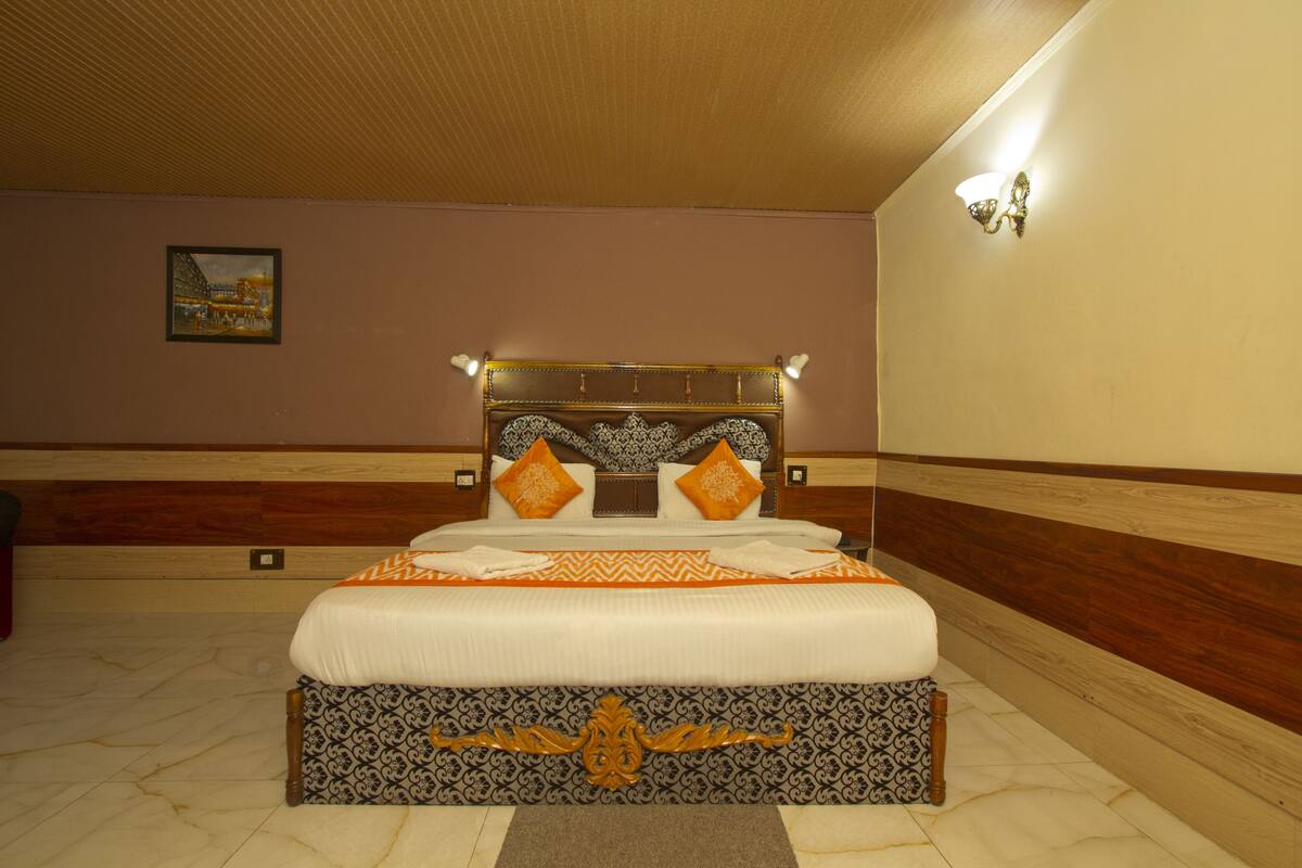 In-room safe, desk, blackout curtains, soundproofing