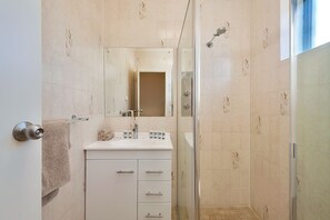 Shower, free toiletries, towels