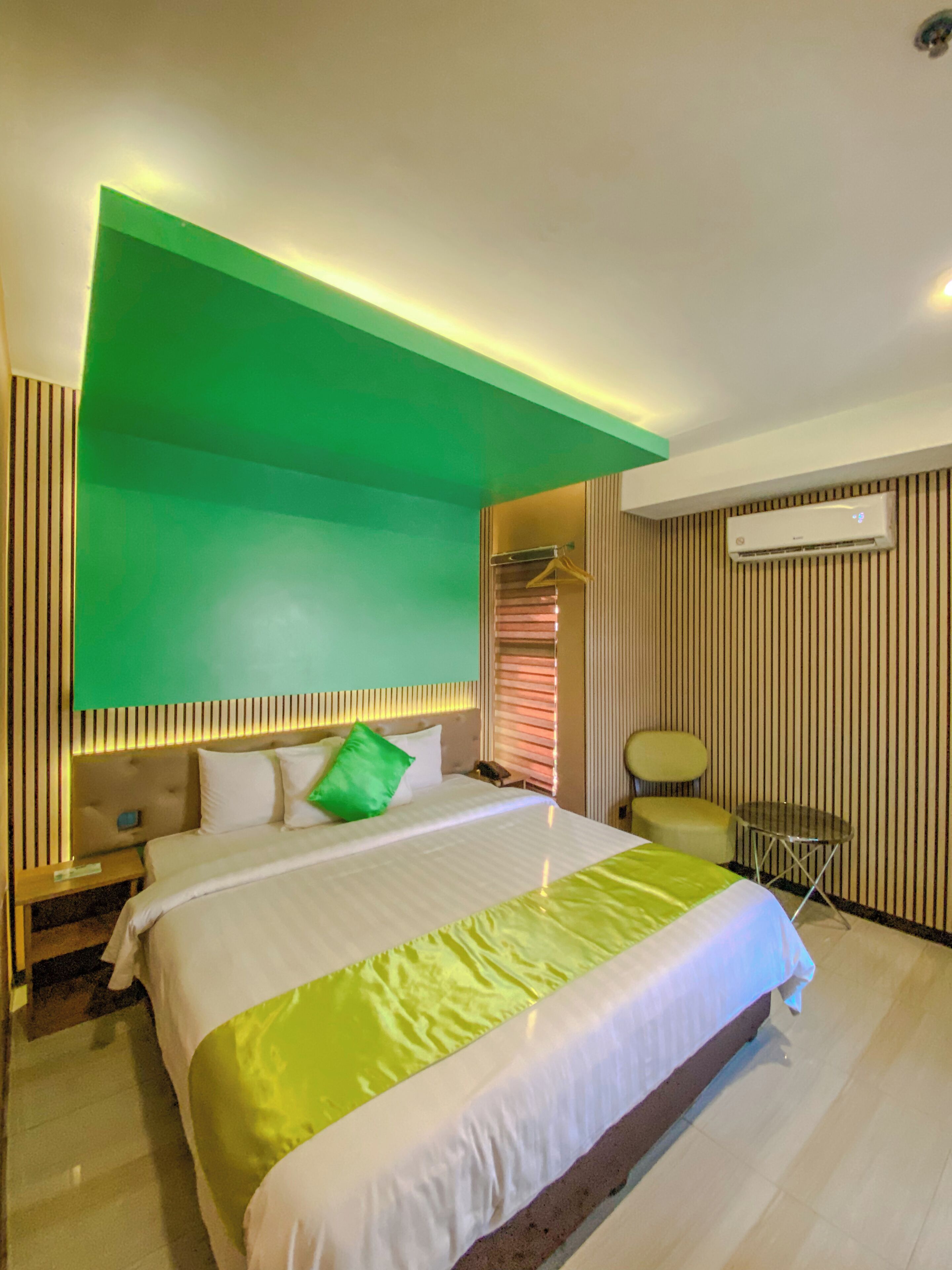 Minibar, in-room safe, laptop workspace, blackout drapes