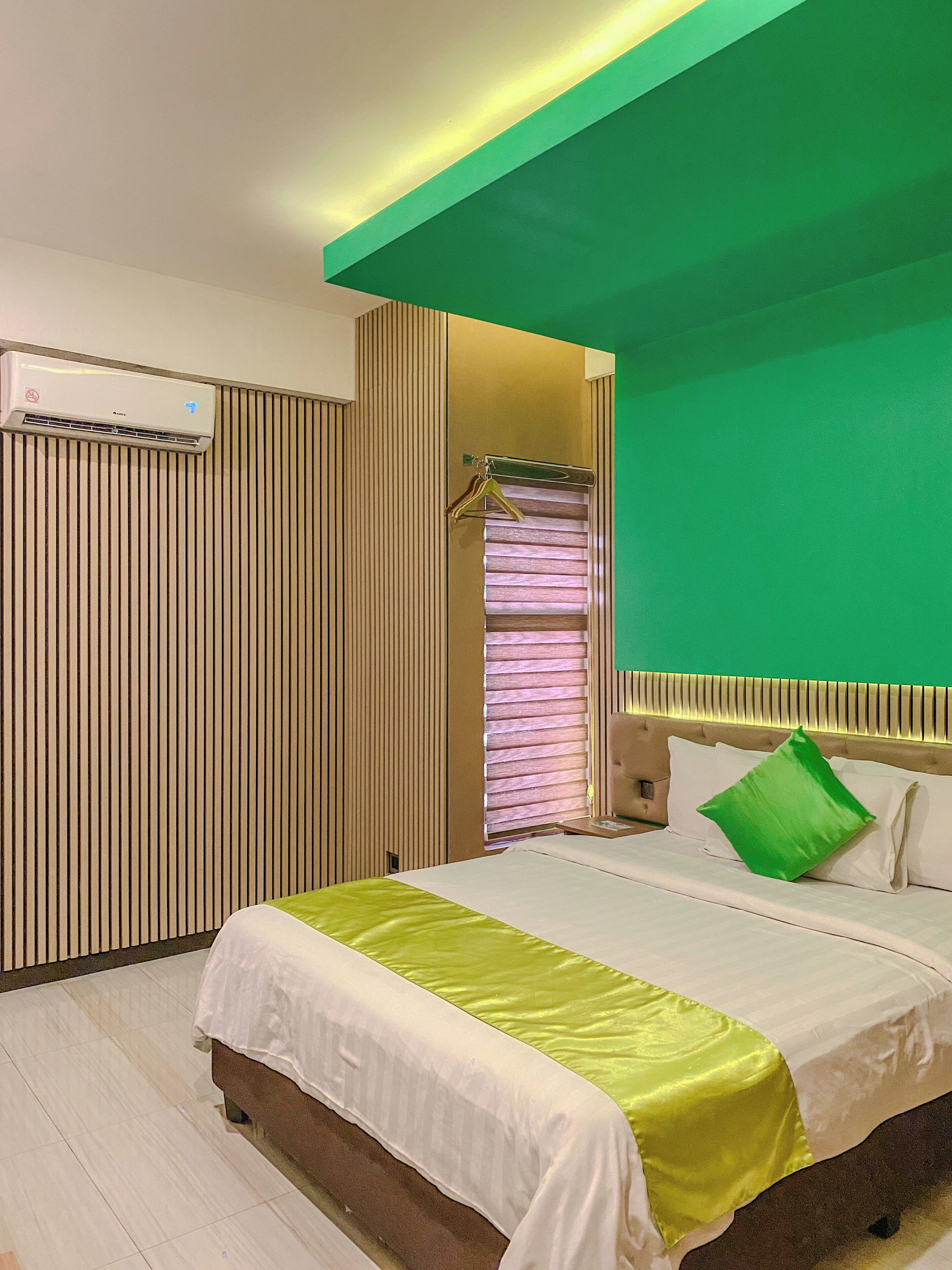Superior Queen Room | Minibar, in-room safe, laptop workspace, blackout drapes