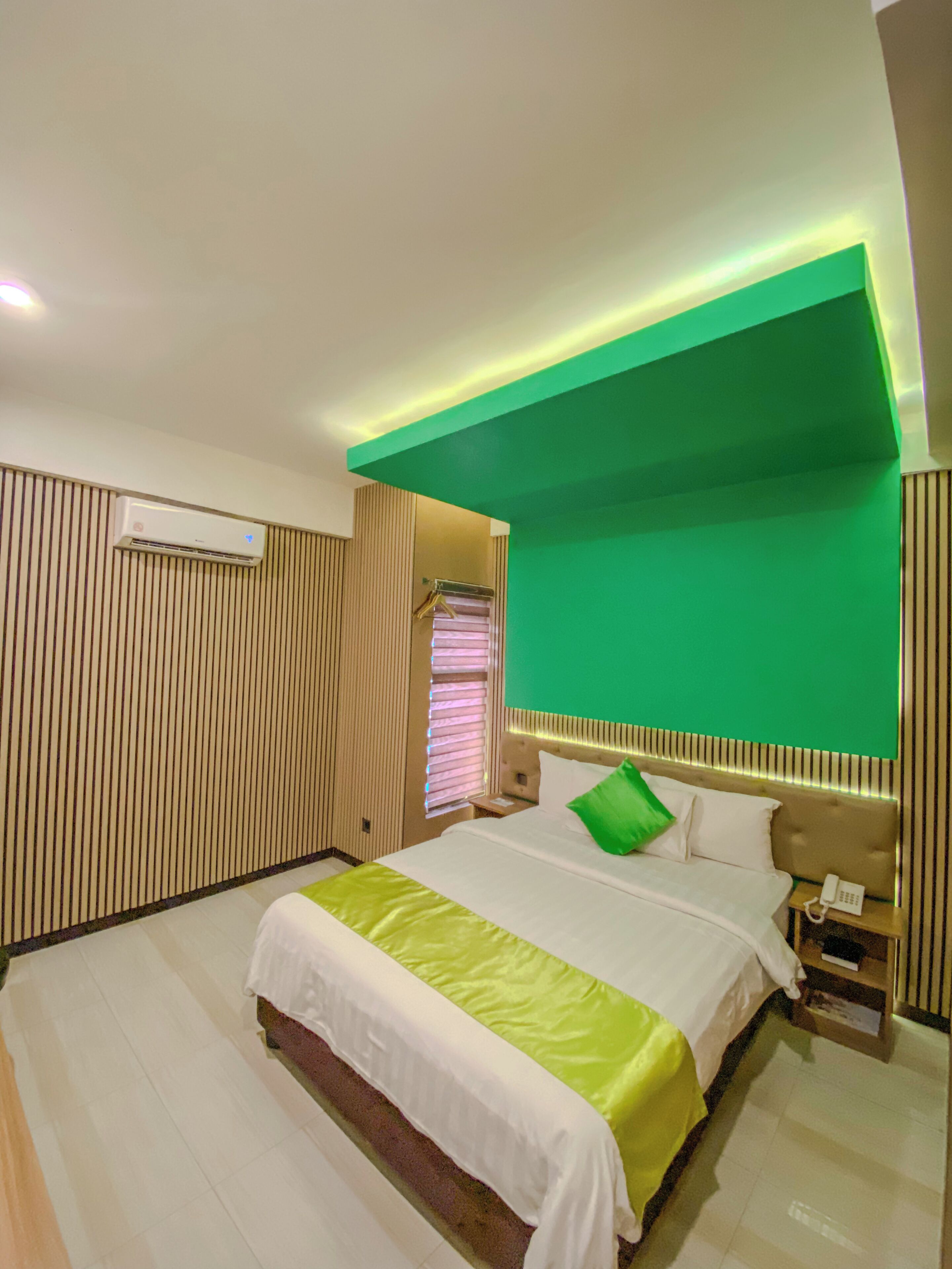 Superior Queen Room | Minibar, in-room safe, laptop workspace, blackout drapes