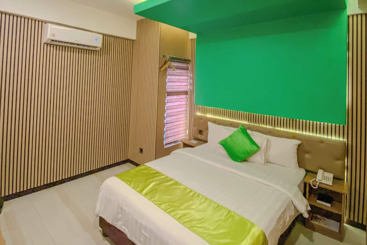 Superior Queen Room | Minibar, in-room safe, laptop workspace, blackout drapes