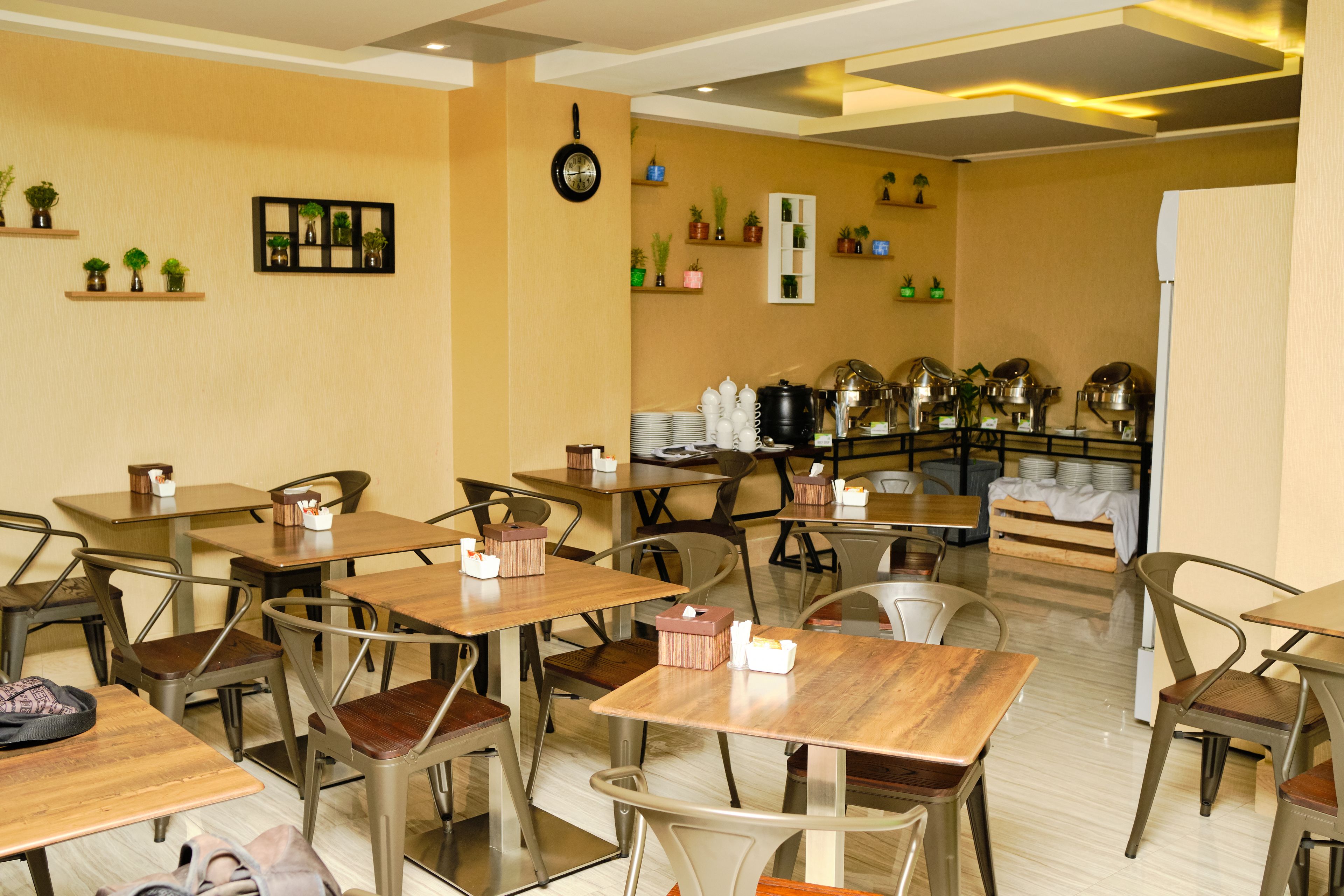 daily cooked-to-order breakfast for a fee