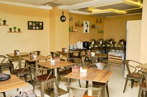Desayuno a la carta todos los días (con cargo)