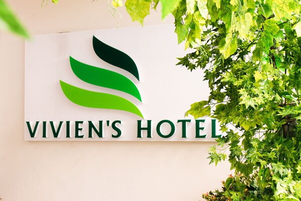Placa do Hotel Vivien, com logotipo de folha verde.
