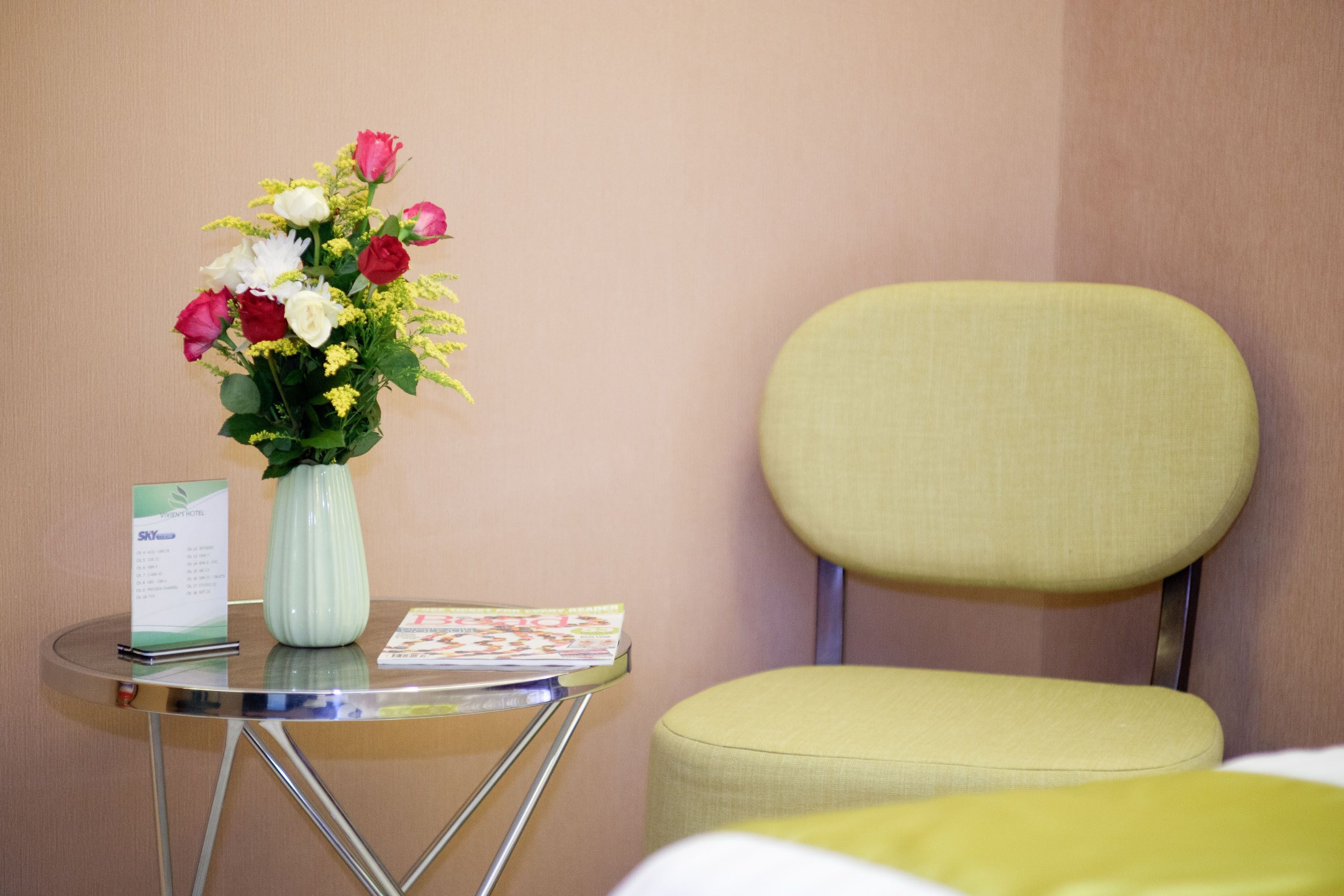 superior queen/twin - quarantine room | living area | 32-inch flat-screen tv with cable channels, tv