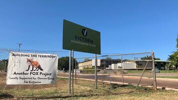 Schild für Victoria Accommodation Village mit einer Bannfahrt für ein Fuchs-Projekt.