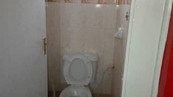 Ducha, artículos de tocador gratuitos, secador de pelo, toallas