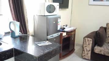 Grand réfrigérateur, micro-ondes, four, plaque de cuisson