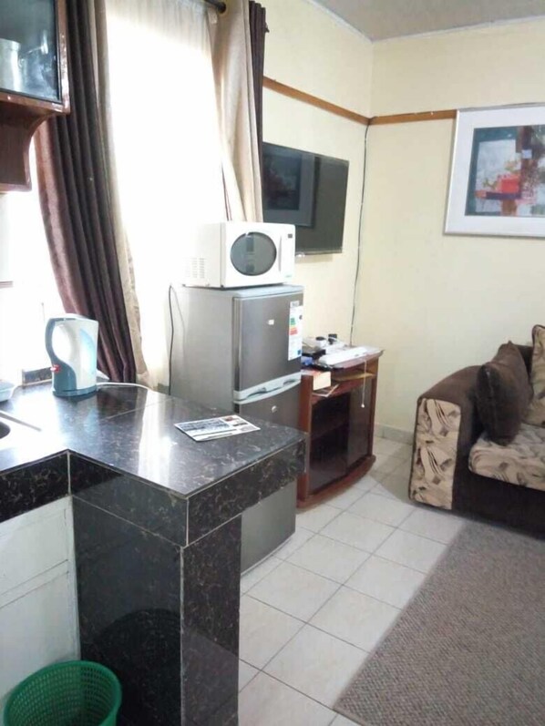 Full-sized fridge, microwave, oven, stovetop - Lower Kabete Heights (Nairobi)