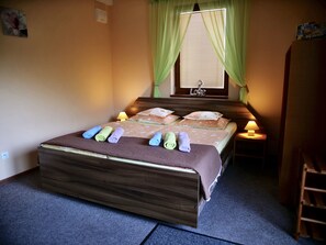Elite studio suite, uitzicht op tuin (1) | Verduisterende gordijnen, gratis wifi, beddengoed