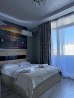 Habitación Deluxe doble | Minibar, caja fuerte, escritorio y sistema de insonorización