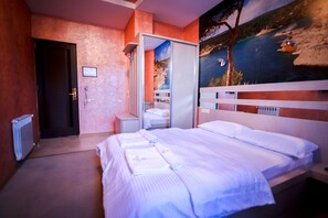 豪華雙人房 | 迷你吧、客房內保險箱、書桌、隔音