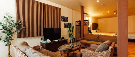 Habitación doble estándar | Área de sala de estar | Televisión de pantalla plana