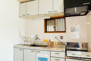 스탠다드 더블룸 | 전용 간이 주방 | 냉장고, 전자레인지, 쿡탑, 조리 도구/접시/주방 기구