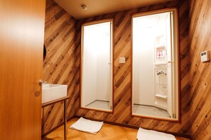 スタンダード ダブルルーム | バスルーム | シャワー、バスアメニティ (無料)、ヘアドライヤー、スリッパ