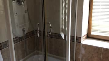 Phòng Suite | Phòng tắm | Đồ dùng nhà tắm miễn phí, máy sấy tóc, áo choàng tắm