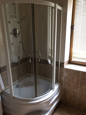 Suite | Bathroom | Free toiletries, hair dryer, bathrobes, slippers