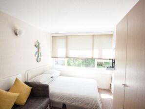 2 bedrooms, iron/ironing board, free WiFi, bed sheets - Centrally Located, Convenient Apartment with Free Parking - Pass the Keys (Windsor)