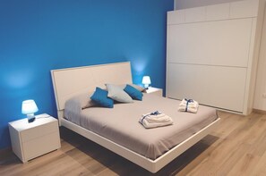 Phòng, 1 giường cỡ queen | Chăn bông, nệm cao su hoạt tính (memory foam), bàn