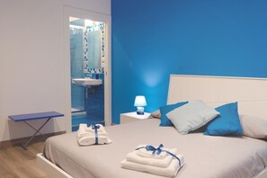 Phòng, 1 giường cỡ queen | Chăn bông, nệm cao su hoạt tính (memory foam), bàn