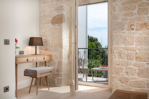 Quarto casal superior, sacada | Frigobar, cofres nos quartos, berços grátis, Wi-Fi de cortesia