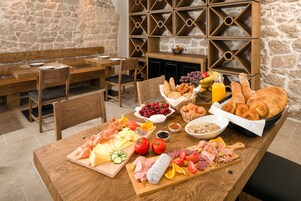 Café da manhã com buffet grátis todos os dias