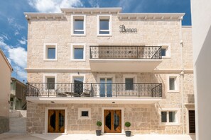 Fachada de la propiedad