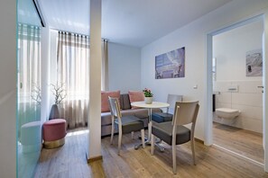 Apartment | In-room safe, desk, blackout drapes, free WiFi