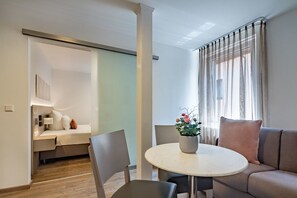 アパートメント | セーフティボックス (室内)、デスク、遮光カーテン、WiFi (無料)