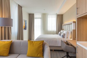 Allergikerbettwaren, Minibar, Zimmersafe, Schreibtisch