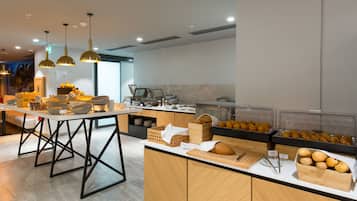 Desayuno buffet diario (EUR 13 por persona)