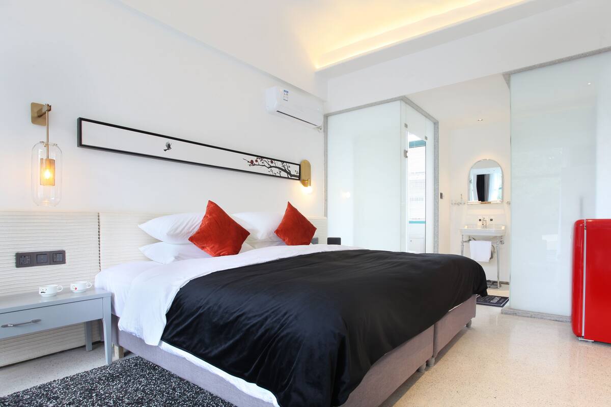 Individually decorated, desk, blackout curtains, free WiFi