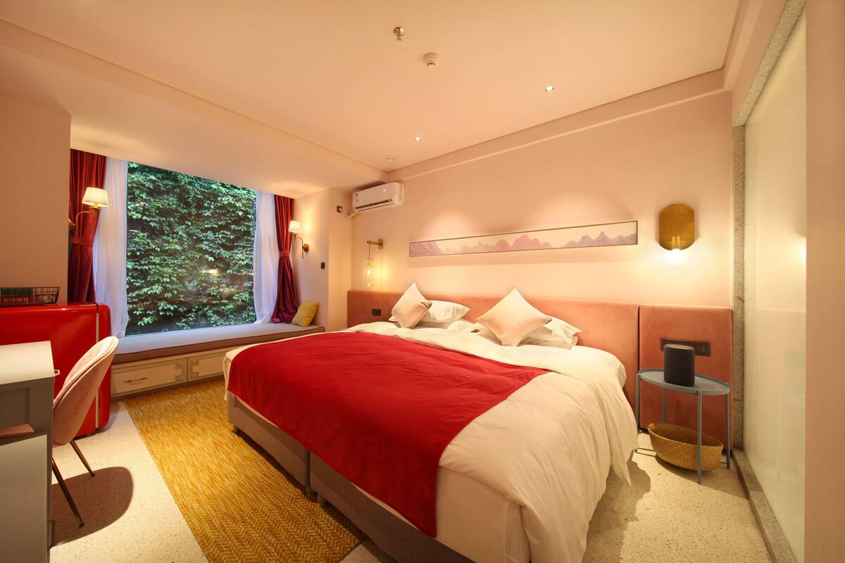 Individually decorated, desk, blackout curtains, free WiFi