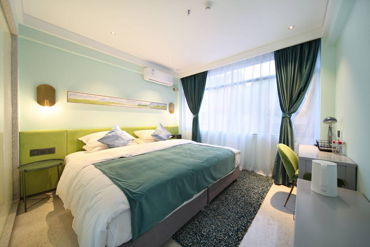 Individually decorated, desk, blackout curtains, free WiFi