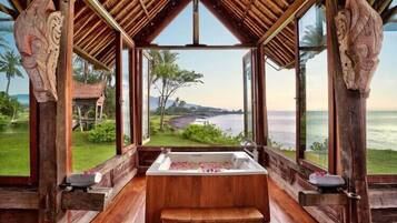 Deep-soaking bathtub