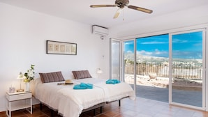Deluxe Room, Sea View (Room 3) | Premium bedding, in-room safe, free WiFi, individually decorated - Villa Beniarres B&B Guest House (Teulada)