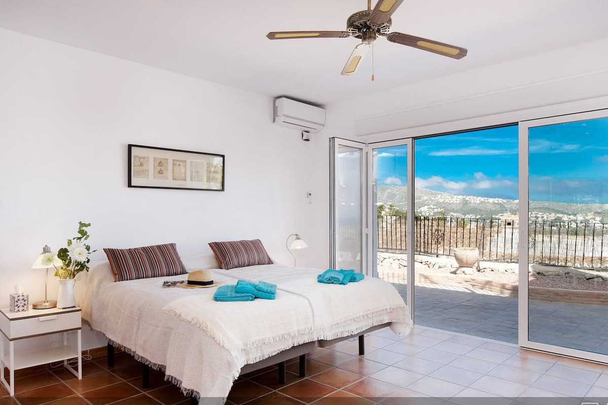 Habitación Deluxe, vistas al mar (Room 3) | Ropa de cama de alta calidad, caja fuerte, decoración individual