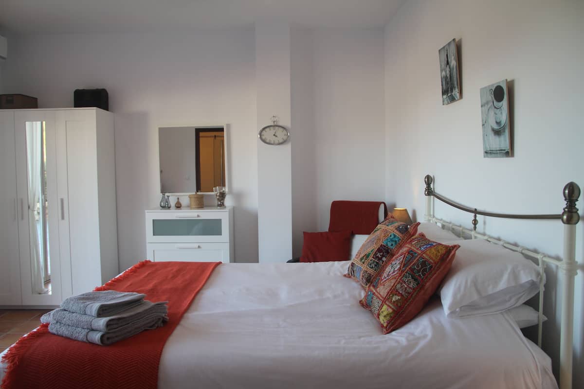 Deluxe-huone, merinäköala (Room 2) | Ylelliset vuodevaatteet, tallelokero huoneessa, ilmainen Wi-Fi