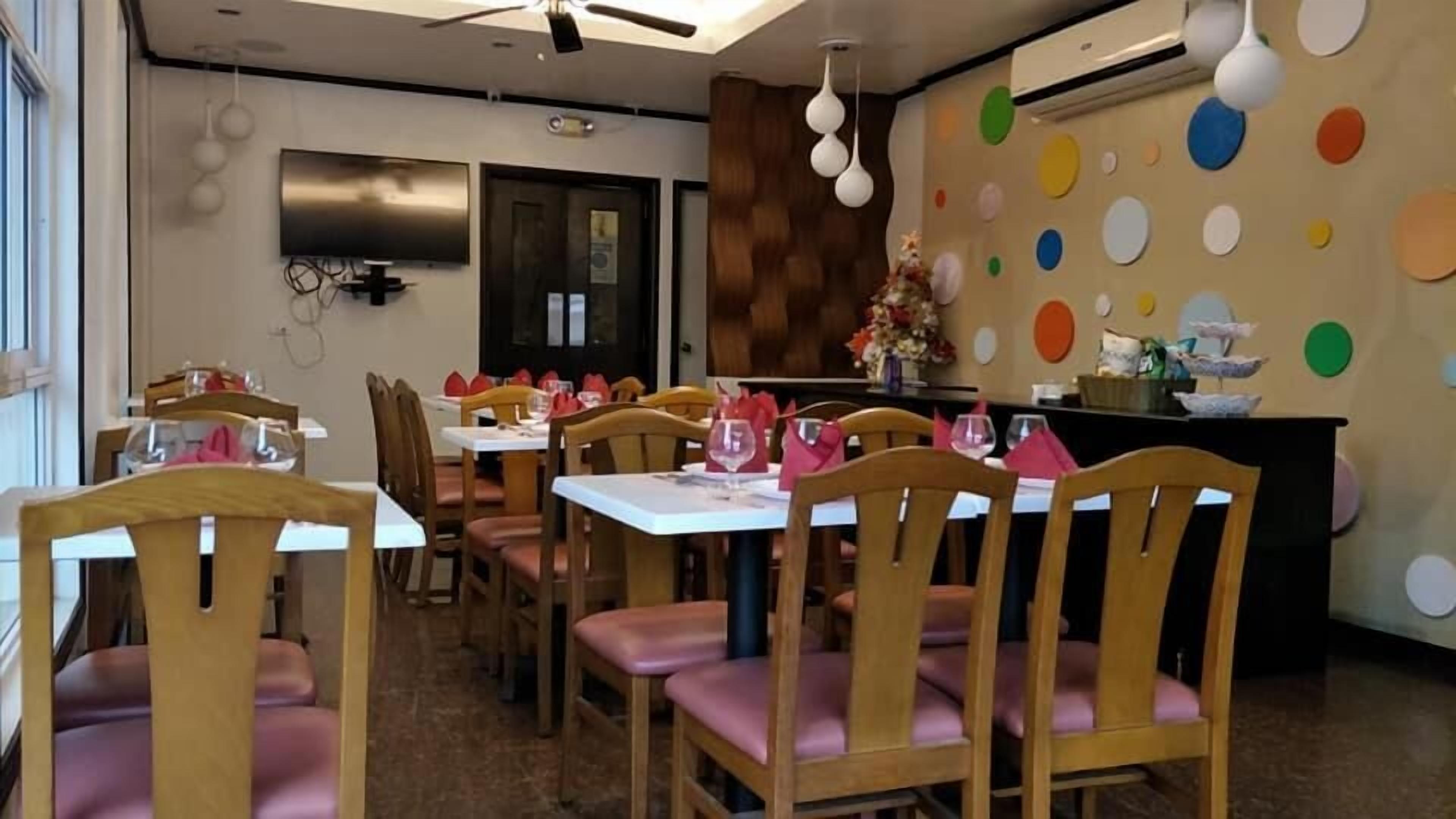 供應早餐、午餐和晚餐，當地和國際料理