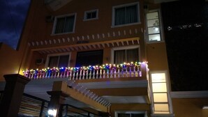 Un edificio de varios pisos con balcones y una escalera.