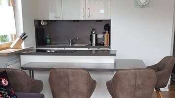 Kondominium, pemandangan gunung | Dapur pribadi | Lemari es, kompor, dan peralatan masak/sendok-piring