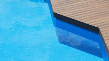 Una piscina al aire libre de temporada