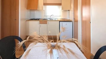 Casa rodante panorámica, 1 habitación (Fronte Mare) | Cocina privada | Refrigerador con congelador, parrilla de estufa y utensilios de cocina