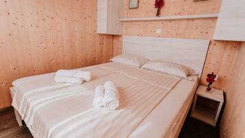 Deluxe Mobile Home, 1 Bedroom (Orizzonte) | 2 bedrooms, blackout drapes, free WiFi