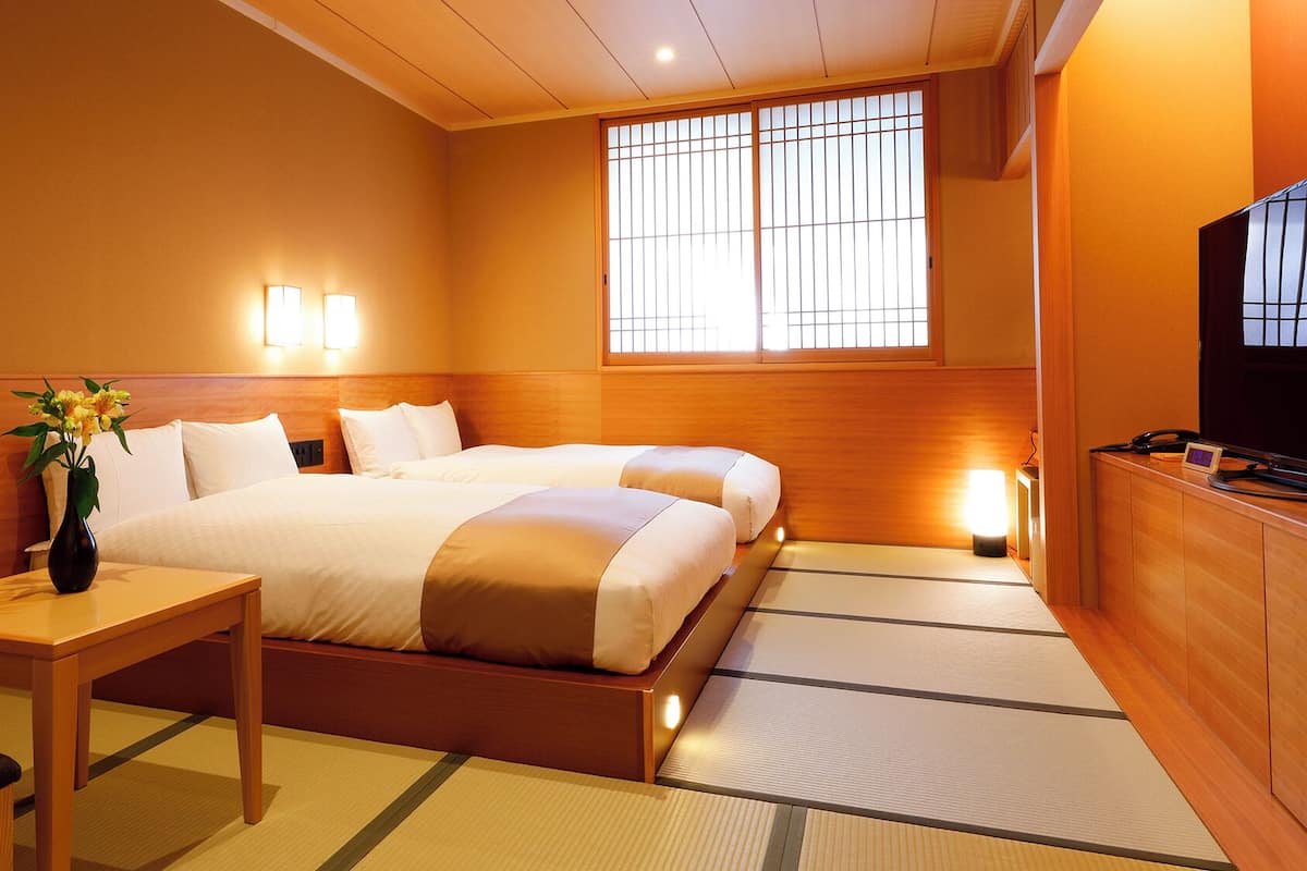 羽絨被、房內夾萬、書桌、熨斗/熨衫板