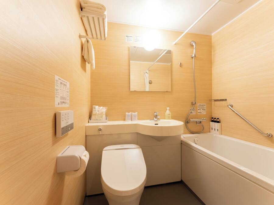 Un baño moderno con inodoro, lavamanos y bañera.
